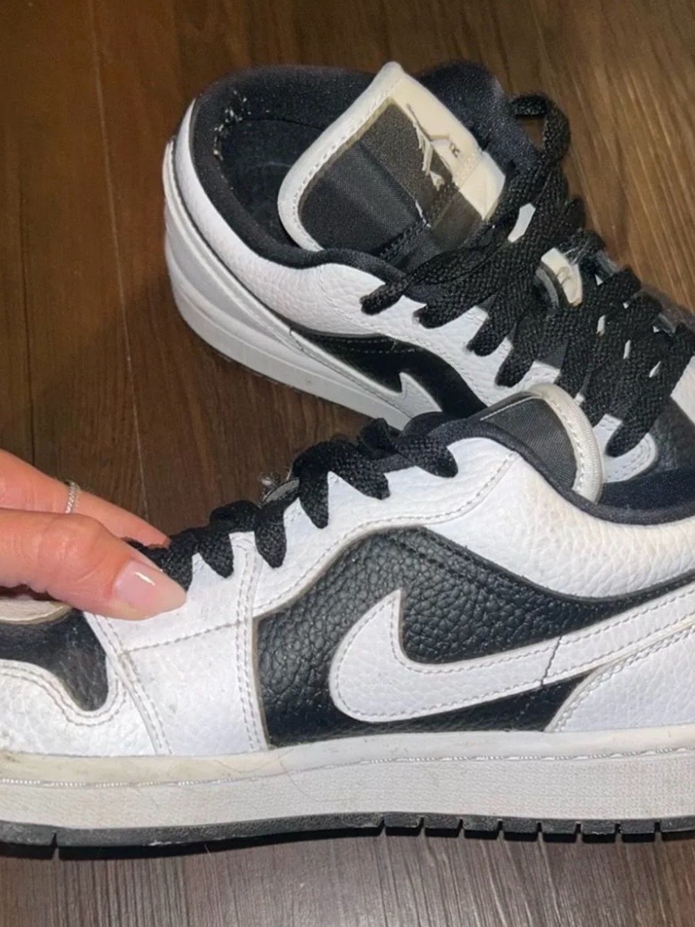 Nike Black and White Low-Top Sneakers - Picture 2 of 2